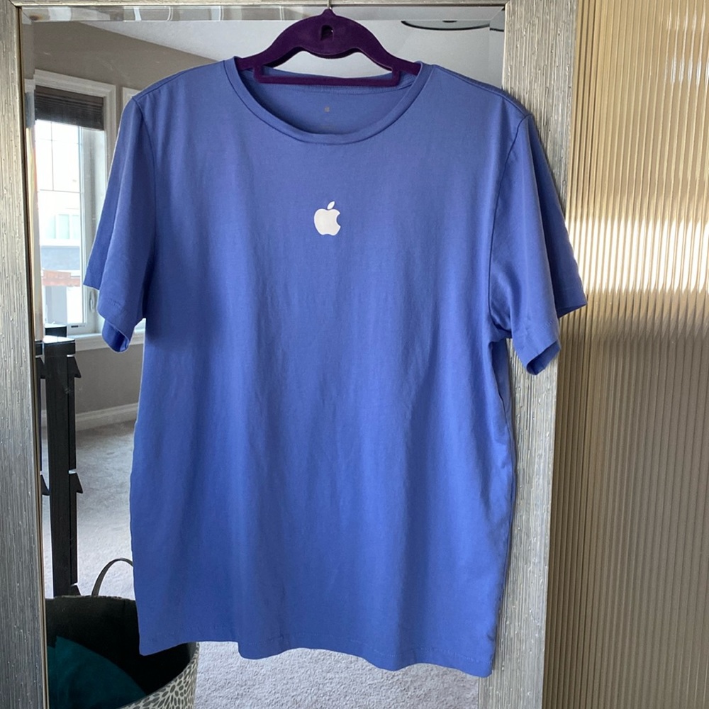 Apple dark lilac Mens t-shirt. Size medium in excellent condition